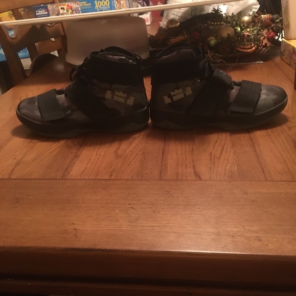 Like new Lebron James size 9 basketball shoes - Picture 2 of 5